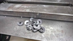 Frauen Skulptur aus Metall