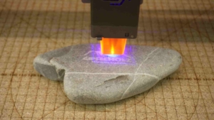 Ortur Laser Master 3 Flußstein mit Laser gravieren