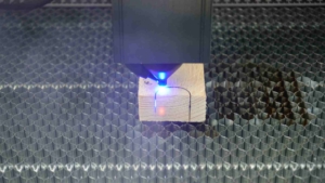 Holz schneiden mit Laser Atomstack