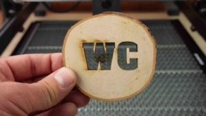 Holz schneiden mit einem Diodenlaser