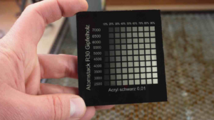 Atomstack R30 Infrarotlaser Acryl gravieren mit weiß