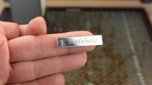 Atomstack R30 Infrarotlaser Metall gravieren mit laser