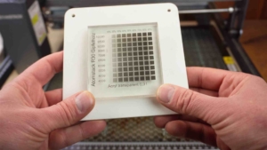 Atomstack R30 Infrarotlaser Plexiglas durchsichtig Gravur mit Laser