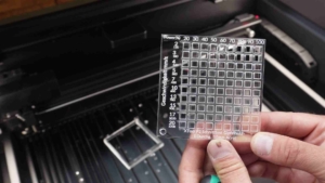 xTool P2 Desktop CO2 Laser durchsichtiges acryl schneiden mit co2 laser