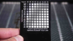 schwarzes acryl mit laser gravieren xtool s1