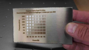 xTool F2 Ultra Test xTool F2 Ultra – Edelstahl Gravur Test hell/dunkel (Speed- und kHz-Test)