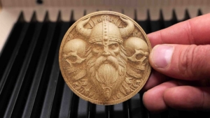 3d artige gravur auf holz uv laser