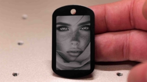 foto gravur auf eloxiertem aluminium mit xtool f2 ultra uv