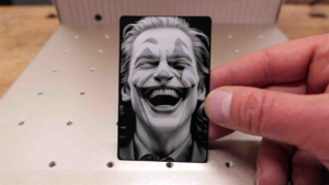 aluminium visitenkarte lasergravur uv detail