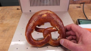 brezel gravur lebensmittel uv laser