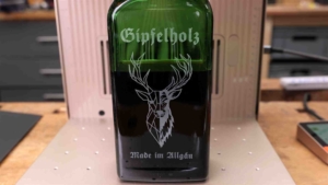 grüne glasflasche gravur uv laser xTool F2 Ultra uV