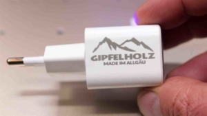 weiße kunststoff gravur netzteil uv laser xtool F2 Ultra UV Test